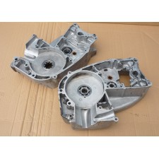 MOTOROVÁ SKŘÍŇ - (PĚKNÝ STAV, ALE NEPÁROVÁ) - ČZ 175/487 (487 000)